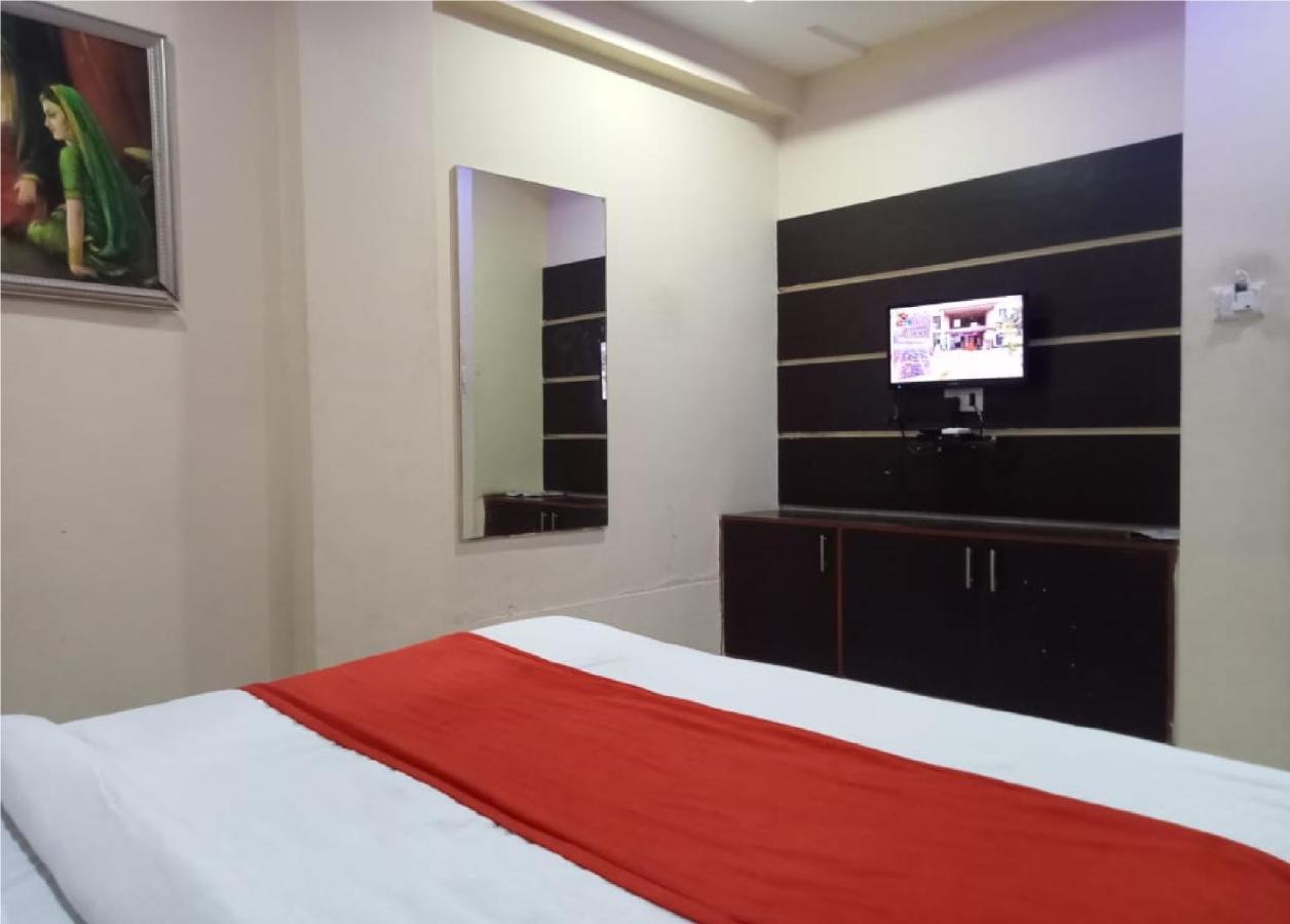 Hotel Krishna Palace Ahmedabad Ngoại thất bức ảnh