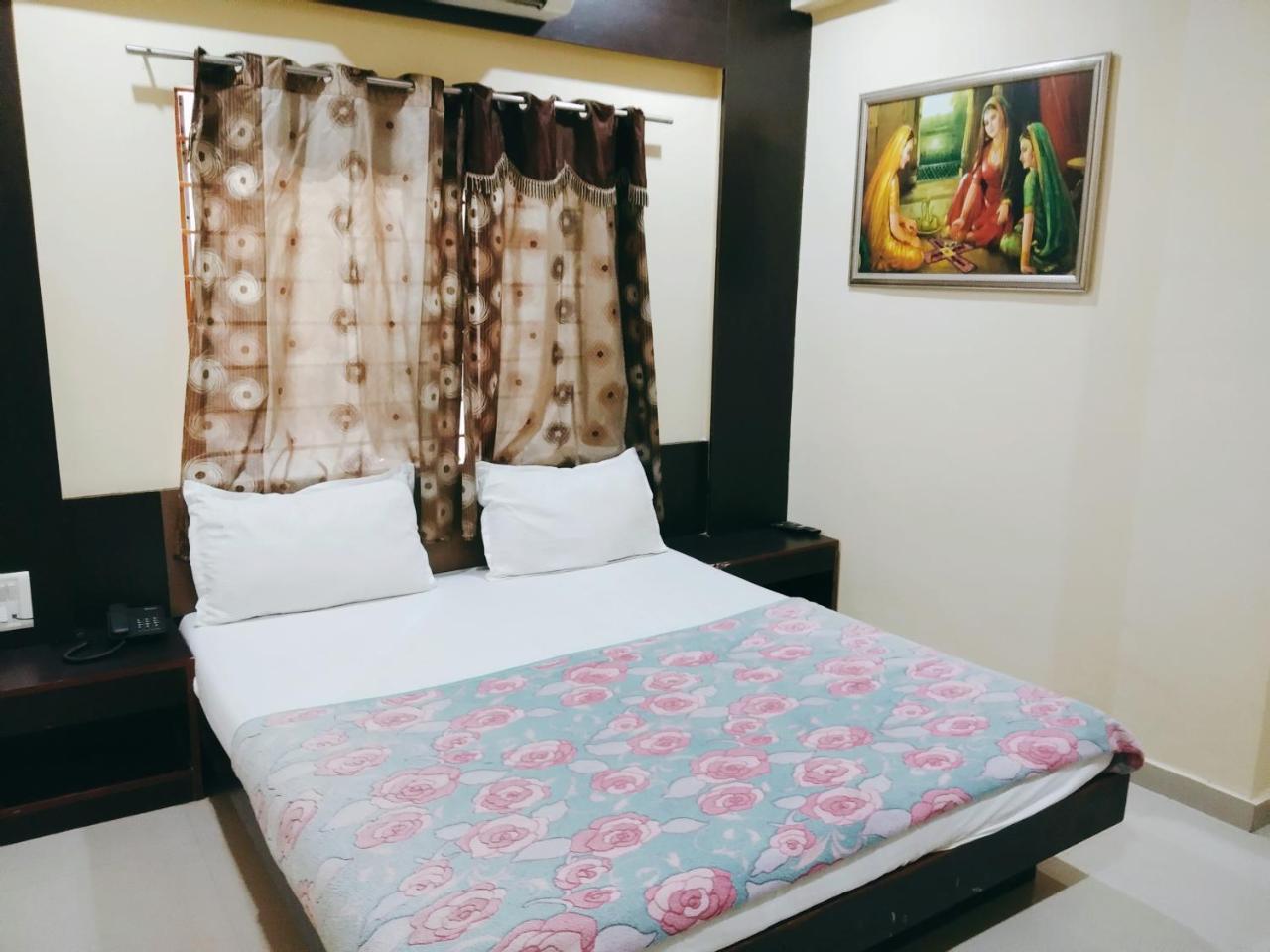 Hotel Krishna Palace Ahmedabad Ngoại thất bức ảnh