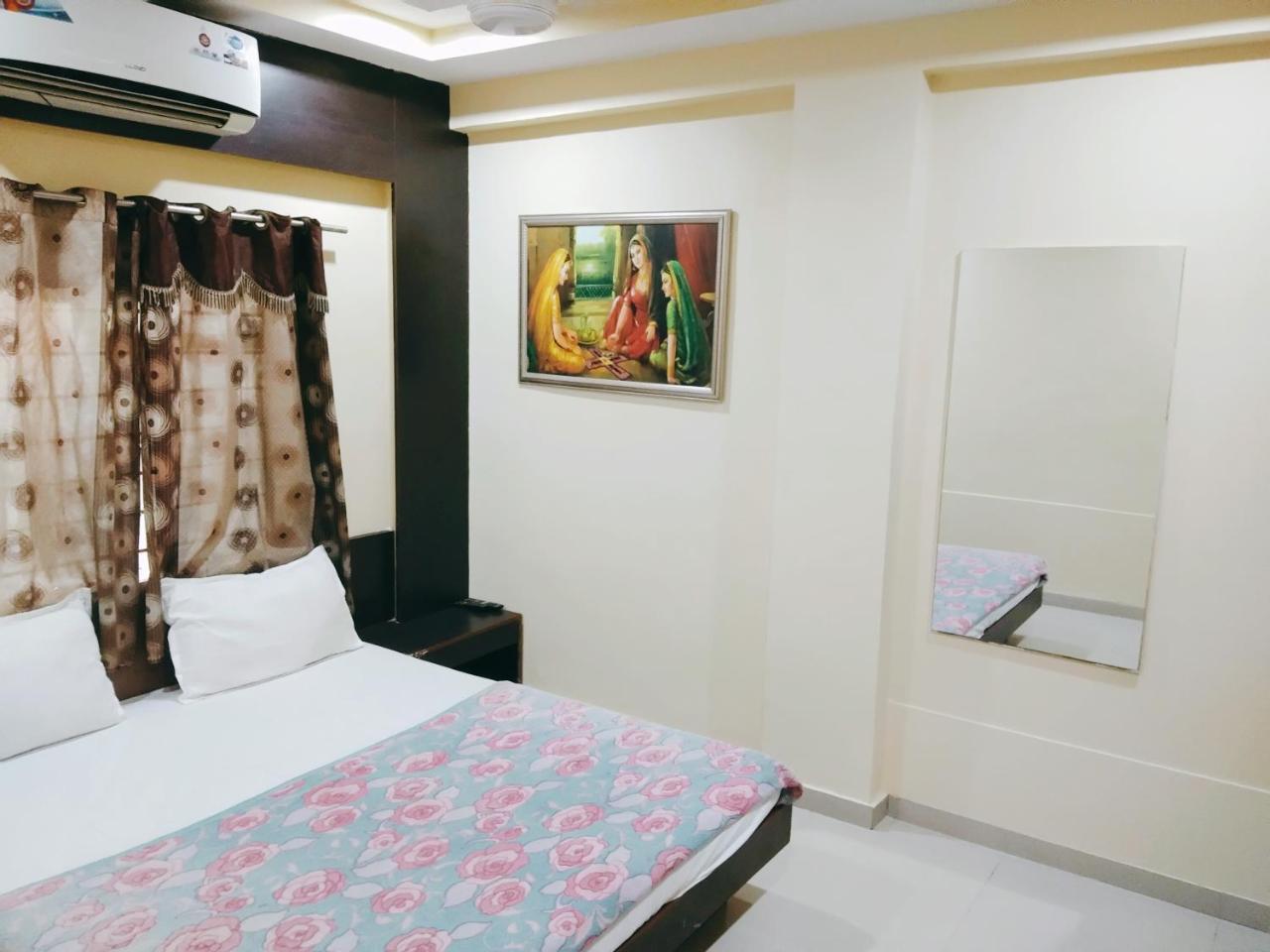Hotel Krishna Palace Ahmedabad Ngoại thất bức ảnh